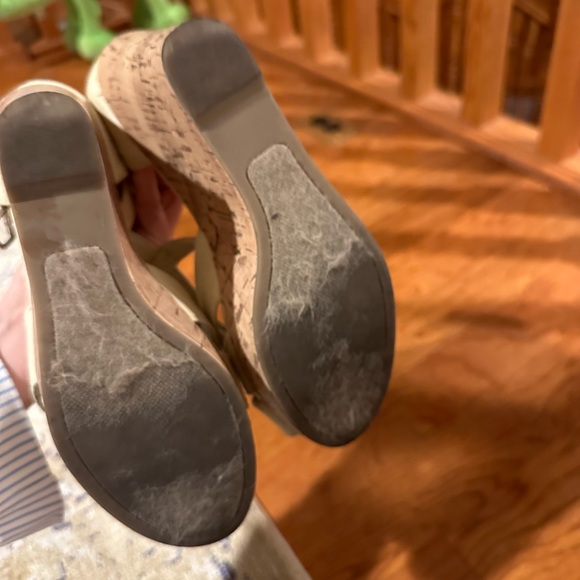 Size 7.5 madden girl wedge with flower - Picture 5 of 5